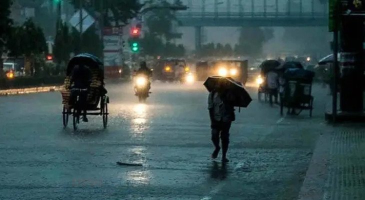 নভেম্বরের শুরুতেই ঢাকায় মুষলধারে বৃষ্টি, বিপাকে অফিসফেরত মানুষ